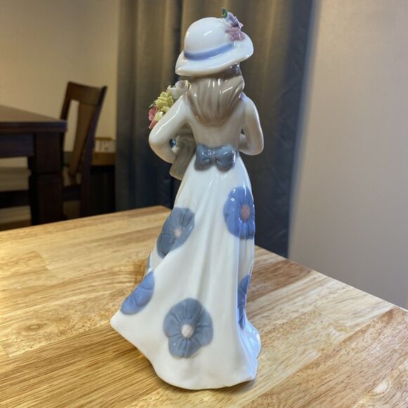 Mallorca Porcelain Figurine - Young Lady Holding Bouquet of Flowers - Picture 4 of 16
